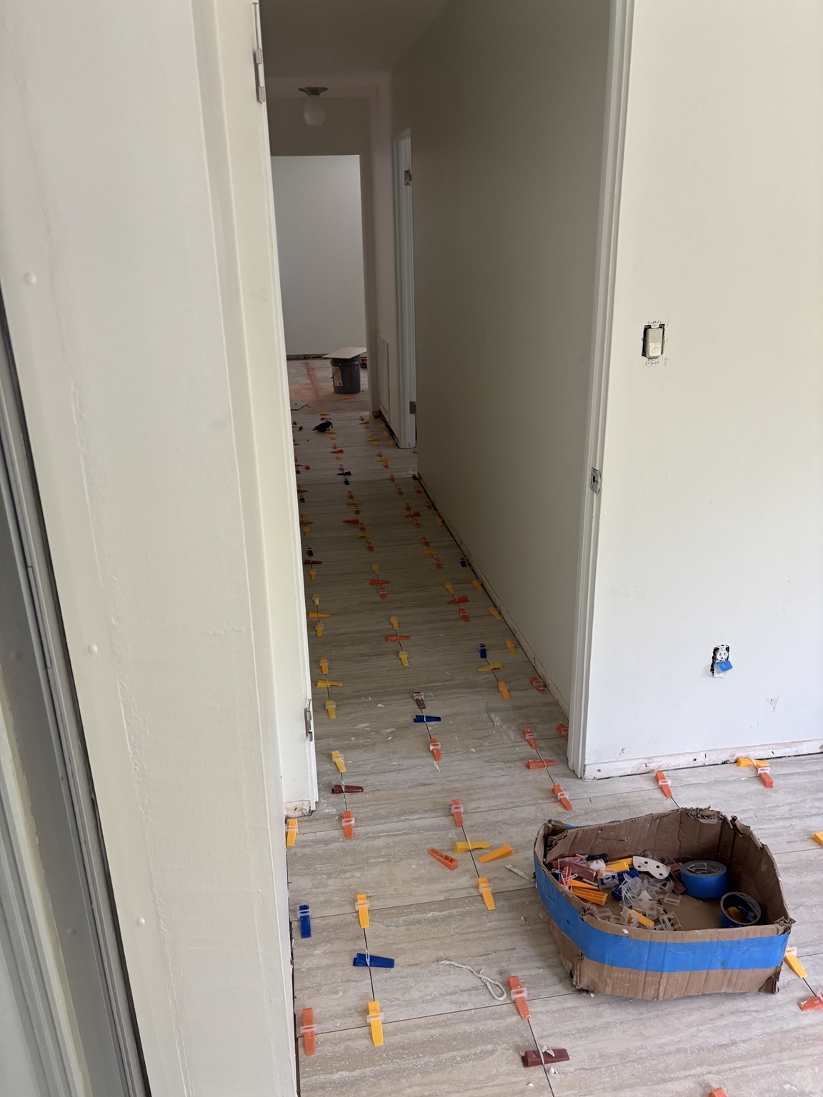 Floor tile installation using leveling clips