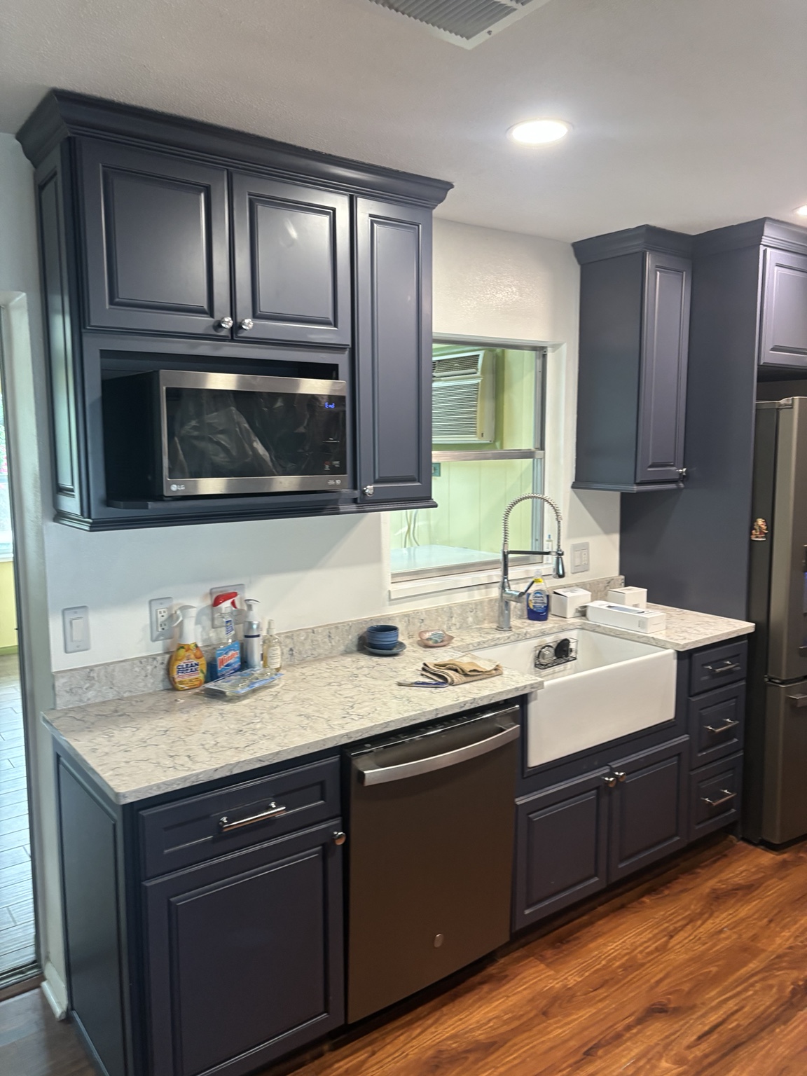 Dark kitchen cabinetry and farmhouse sink